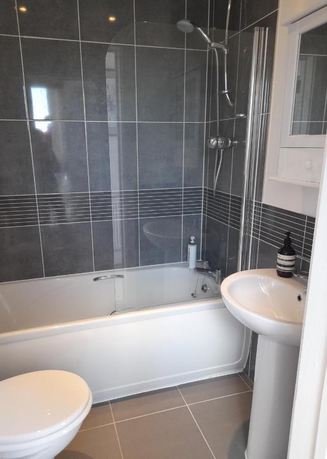 Crow'S Nest Penthouse Apartment With Free Spa Access Somerford Keynes Екстер'єр фото
