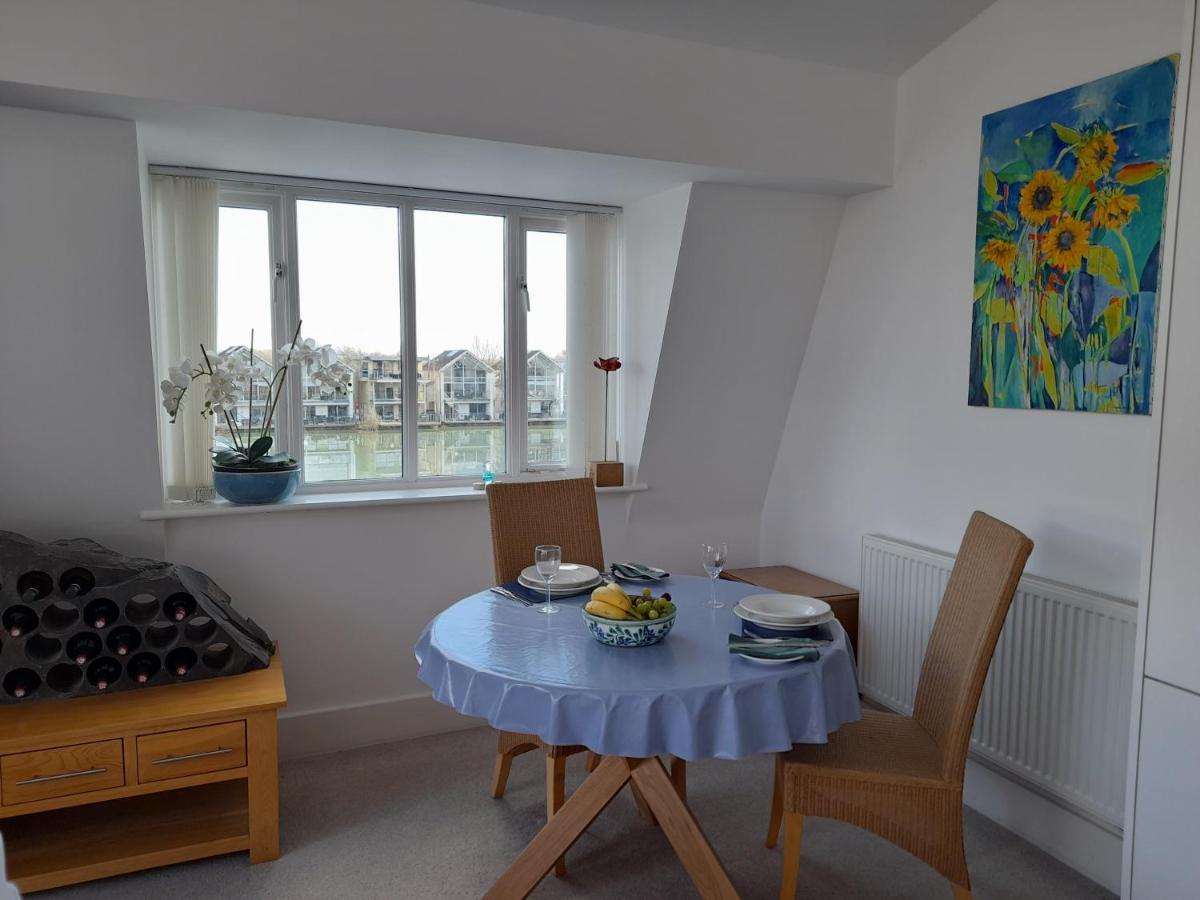 Crow'S Nest Penthouse Apartment With Free Spa Access Somerford Keynes Екстер'єр фото